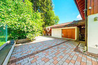 Hof mit Garage und Carport